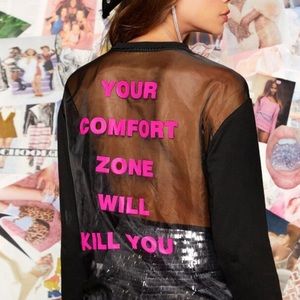 Adorable graphic shirt with organza like back